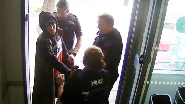Policie zatkla chronického zloděje při činu. V obchodě zrovna řešila jeho předchozí krádež